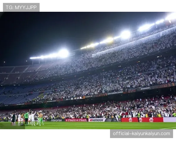 国家德比突发状况：诺坎普因球迷投掷杂物比赛中断十分钟